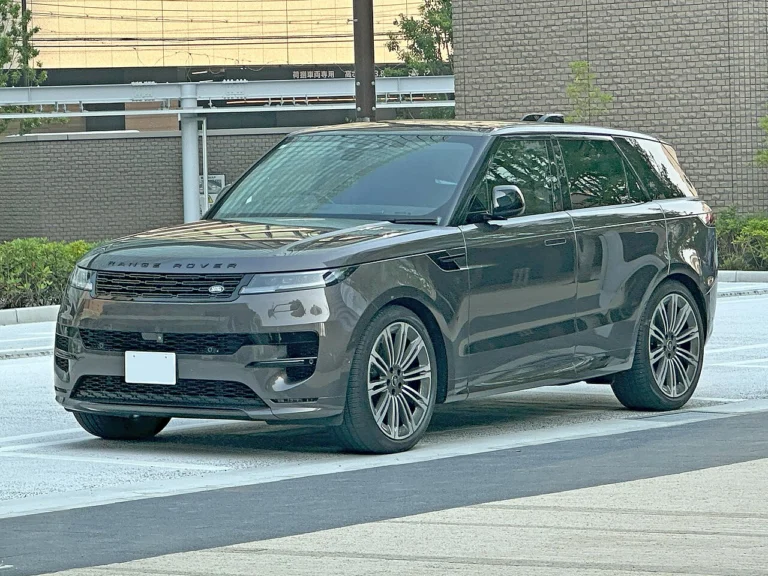 Gray Range Rover Sport Dynamic HSE, front three-quarter view