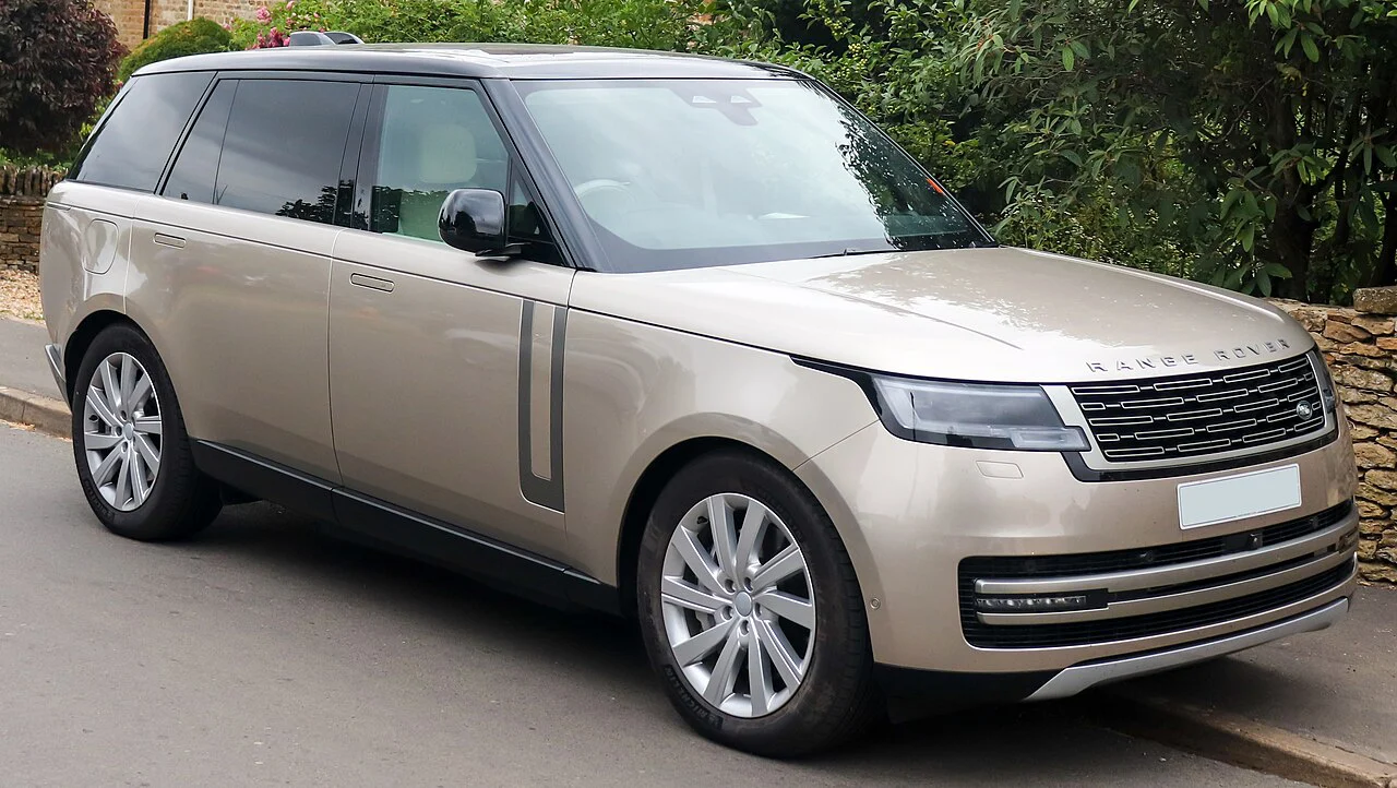 Champagne-colored Range Rover SE, front three-quarter view