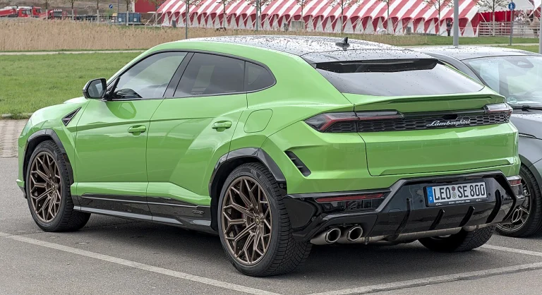 Rear three-quarter view of a green Lamborghini Urus SE