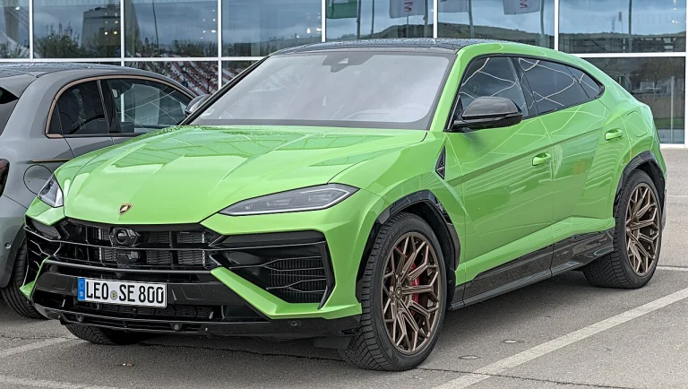 Bright green Lamborghini Urus SE, front three-quarter view