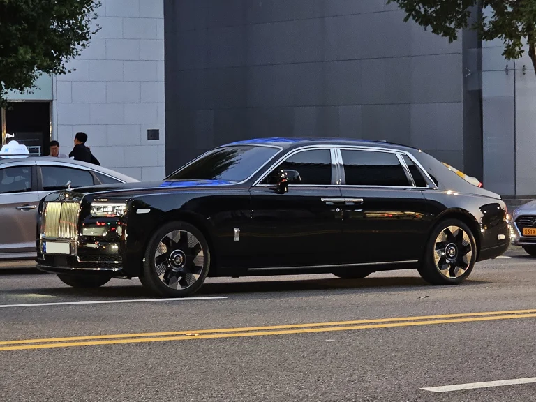 Side profile of a black Rolls-Royce Phantom VIII Series II