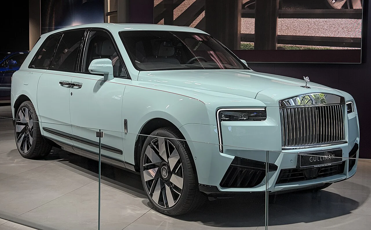 White Rolls-Royce Cullinan Series II, front three-quarter view